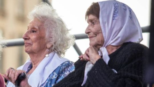 Imagen para el artículo: Sentida despedida: el video de Estela de Carlotto en el velatorio de Taty Almeida