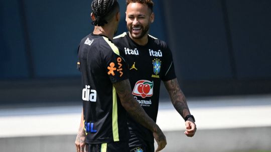 Imagen para el artículo: Neymar volvió a entrenarse con pelota y crece la ilusión en Brasil por su debut en la Copa del Mundo