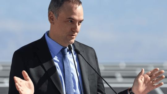 Imagen para el artículo: Manuel Adorni y el riesgo de soltarle la mano: la tapa de NOTICIAS