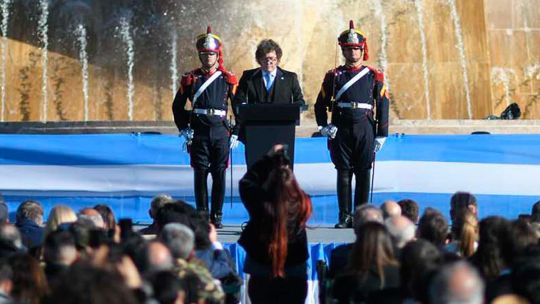 Imagen para el artículo: El Presidente estrena vocero y busca superar el desgaste, pero sigue con Adorni a cuestas