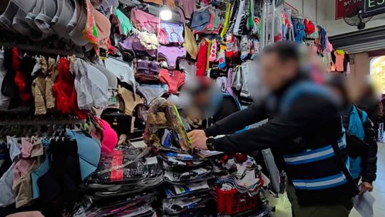 Imagen para el artículo: Desnudaron a "La Juanita": ARCA y la Policía confiscaron 123 millones en ropa floja de papeles
