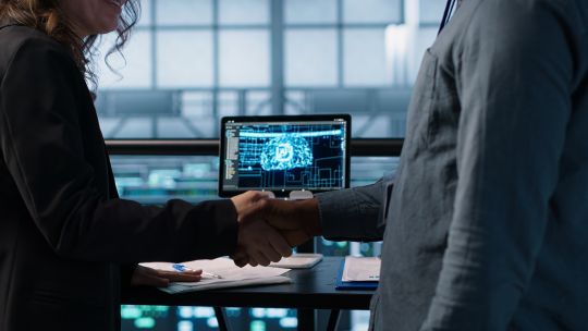 Imagen para el artículo: La IA y el mercado laboral: “La inteligencia artificial viene a potenciarnos como profesionales y no a reemplazarnos”