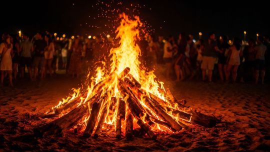 Imagen para el artículo: Noche de San Juan: por qué se encienden fogatas y cuál es el significado de quemar los deseos