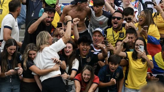 Imagen para el artículo: Locura y lágrimas en Nueva Jersey: el alocado festejo de Sebastián Beccacece y la emoción de Ecuador tras vencer a Alemania