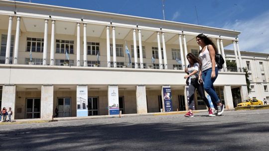 Imagen para el artículo: Violencia de género en la UNC: 6 de cada 10 encuestados acusan a los docentes varones