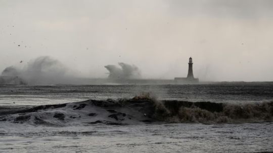 Imagen para el artículo: Japón ordenó evacuar a casi 200.000 personas por el avance destructivo de una tormenta y un ciclón