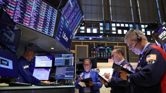 Imagen para el artículo: El dólar blue se acerca a los $1.550 y los mercados operan en terreno positivo