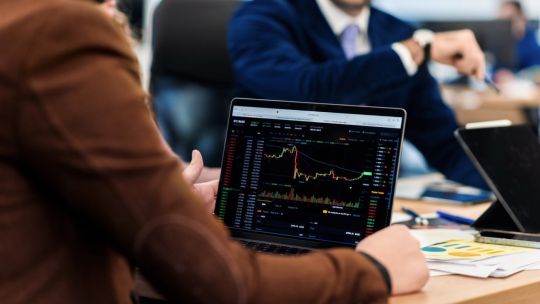 Imagen para el artículo: El dólar oficial se mantiene estable y el mercado opera a la baja en el arranque de semana