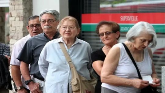 Imagen para el artículo: El sistema previsional, cada vez más deteriorado: menos empleo formal, menos aportes y menos jubilaciones