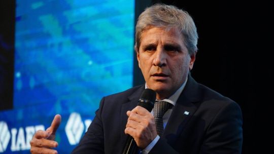 Imagen para el artículo: Caputo presenta la nueva Inocencia Fiscal: elimina topes y suma garantías para usar ahorros en dólares