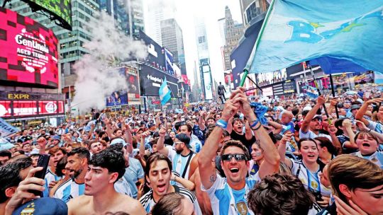 Imagen para el artículo: Masivo Banderazo de apoyo en Times Square