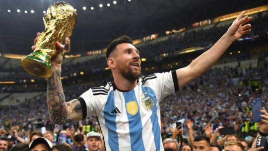 Imagen para el artículo: Cuánto pesa la Copa del Mundo y cuánto tiempo la FIFA les da el trofeo original a los campeones