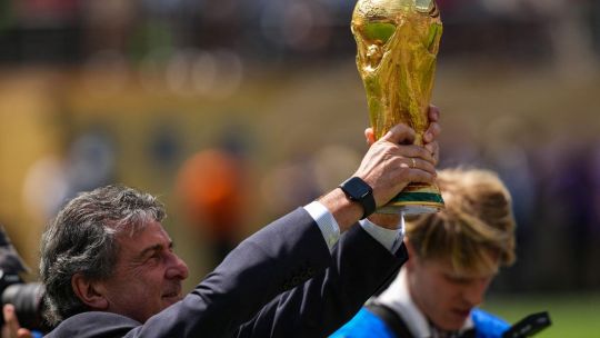 Imagen para el artículo: Así fue el ingreso de la Copa del Mundo en la final entre Argentina y España: Kempes e Iniesta protagonizaron un momento histórico