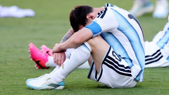 Imagen para el artículo: Sin palabras y con el corazón roto: la impactante imagen de Messi en la cancha tras la derrota ante España