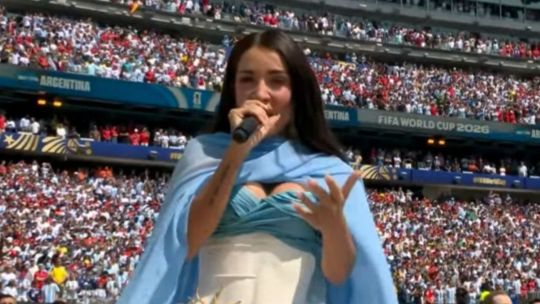 Imagen para el artículo: El impactante vestido celeste y blanco de María Becerra en la final del Mundial 2026