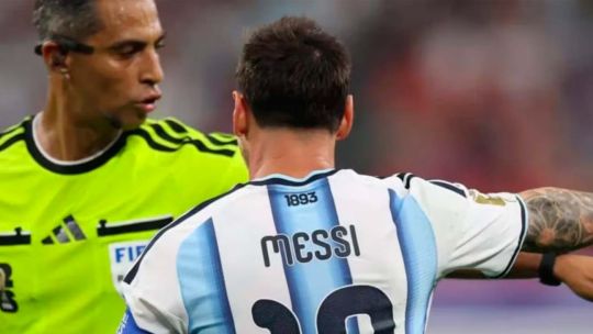 Imagen para el artículo: Por qué la camiseta de la Selección argentina dice “1893” en la parte de atrás