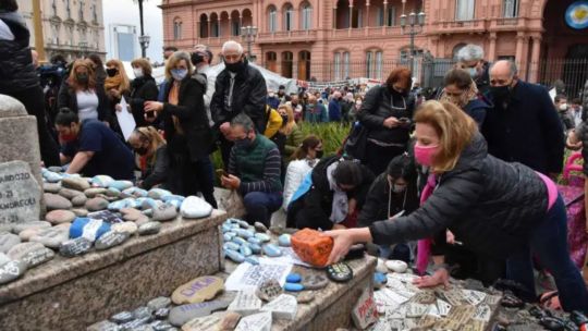 Imagen para el artículo: Retiraron de manera preventiva el Memorial de las víctimas del Covid-19 de Plaza de Mayo por la final del Mundial