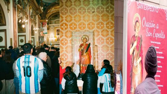 Imagen para el artículo: Fe, lluvia y camisetas: la multitudinaria procesión de los fieles de San Expedito, que pidieron el triunfo de Argentina