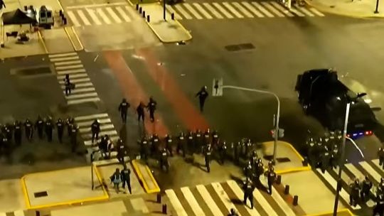 Imagen para el artículo: Incidentes en el Obelisco: "Esto se fue de las manos. Le tiran a la policía por la espalda. Es una locura"