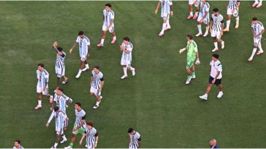 Imagen para el artículo: La verdad sobre el gesto de Argentina durante la entrega de la Copa del Mundo que indignó a España