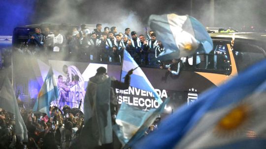 Imagen para el artículo: Fuegos artificiales y una multitud: la llegada de la Selección Argentina a Ezeiza