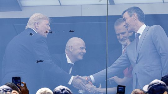 Imagen para el artículo: La pecera de tiburones: el palco de Trump entre abucheos, desplantes y la gran puesta en escena