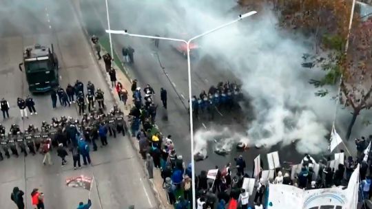 Imagen para el artículo: Tensión en los ingresos a CABA: cortes de manifestantes, que están cara a cara con la Policía