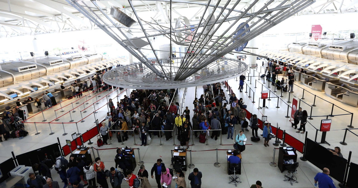 Imagen para el artículo: Confirmado: el DHS mantiene su plan para retirar agentes aduaneros de aeropuertos en ciudades santuario pese a dar marcha atrás en Newark