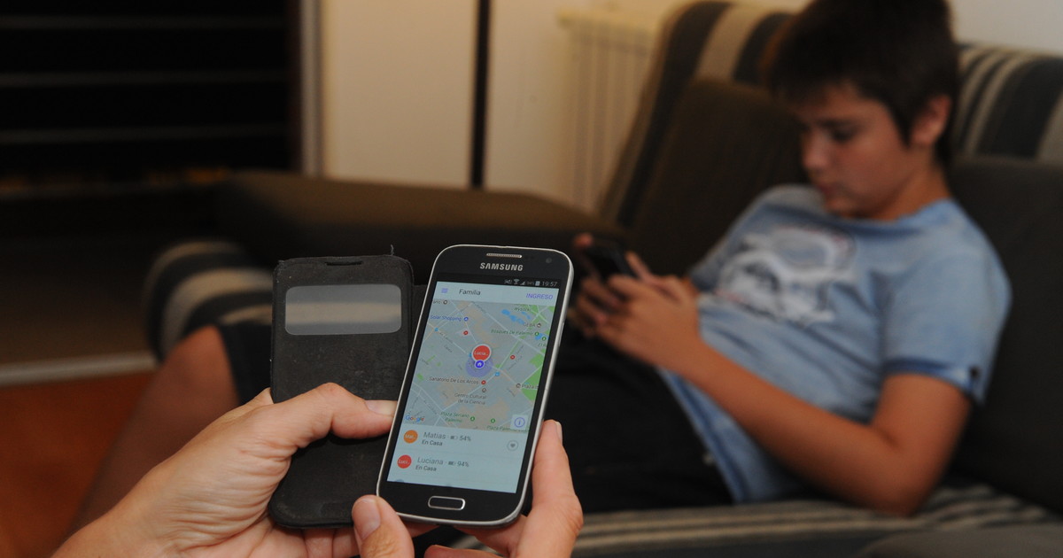Imagen para el artículo: ¿Está bien revisar el celular de los hijos? 5 claves para protegerlos sin invadir su privacidad