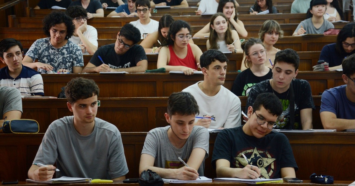 Imagen para el artículo: Dan por aprobadas muchas materias del CBC de forma automática a los que egresan de colegios de la UBA