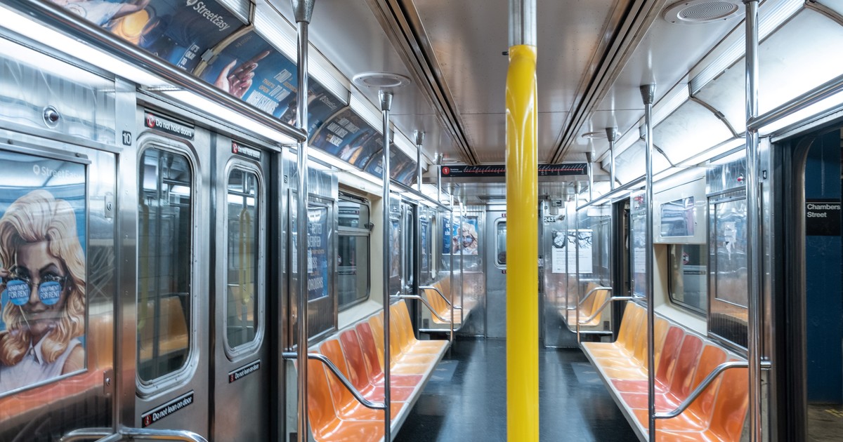 Imagen para el artículo: Adiós para siempre a los asientos naranja del metro de Nueva York