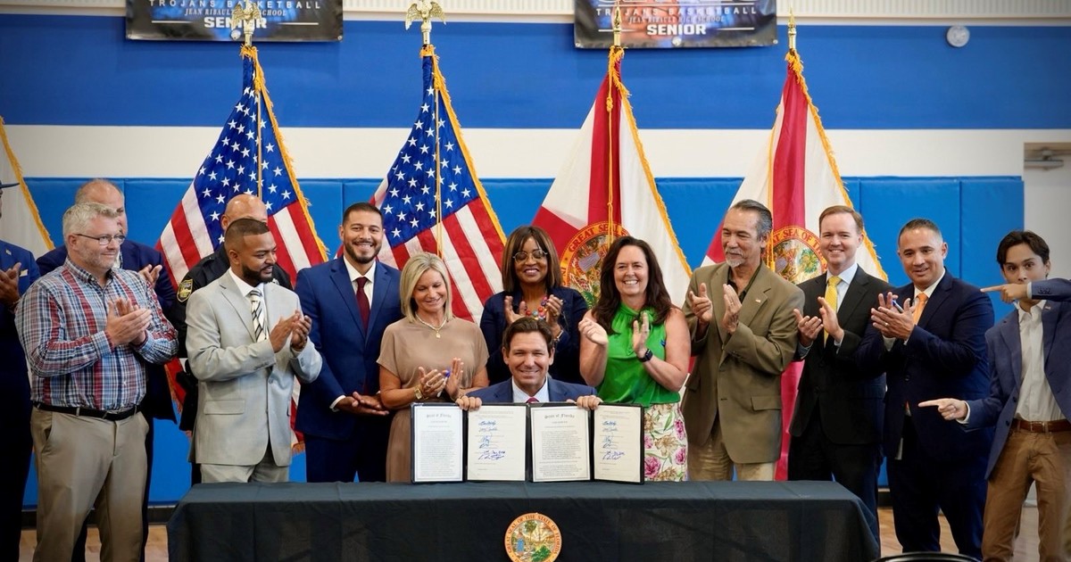 Imagen para el artículo: La firmó DeSantis y ya entró en vigor: la Ley "Teddy Bridgewater" permite a los entrenadores de Florida usar fondos personales para ayudar a los estudiantes