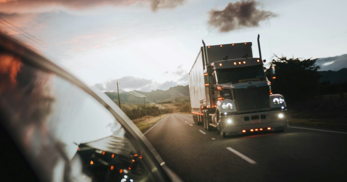 Imagen para el artículo: Los camioneros reducen la velocidad para ahorrar combustible y un conductor veterano afirma que se avecinan problemas mayores: "El principal problema es cómo la industria trata el tiempo de los choferes"