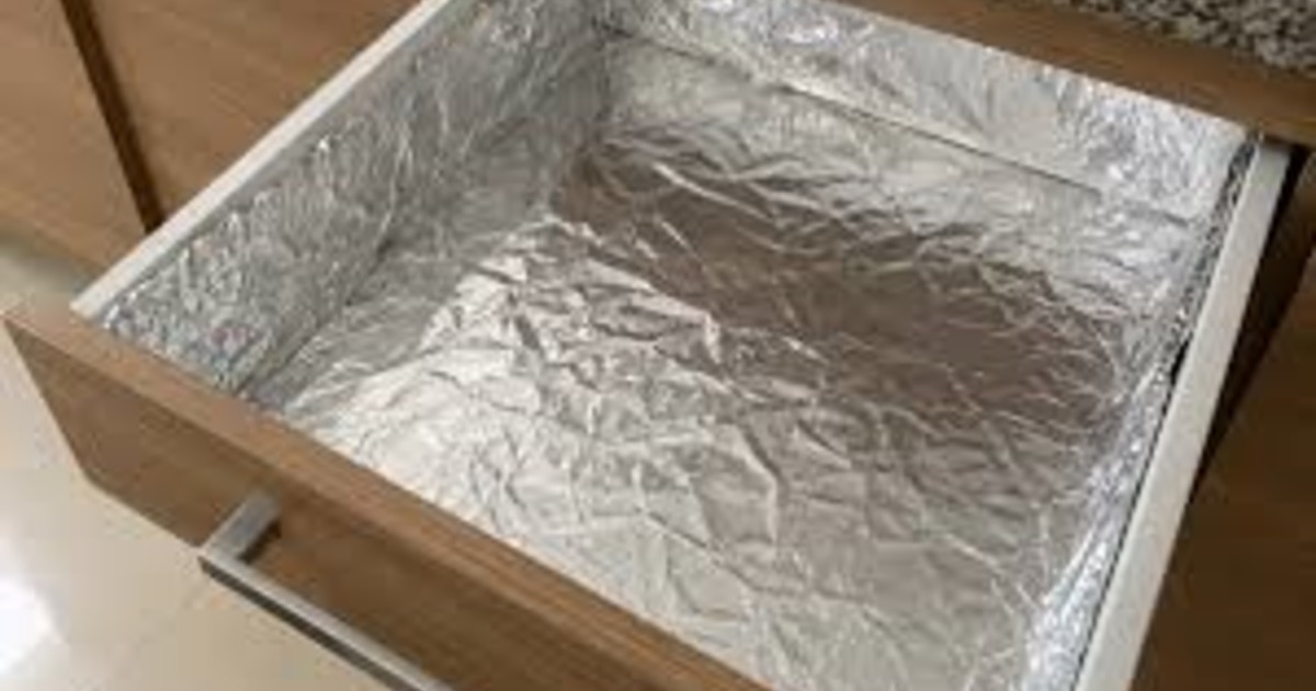 Imagen para el artículo: Poner papel aluminio en los cajones de la cocina: para qué sirve y cuándo hacerlo