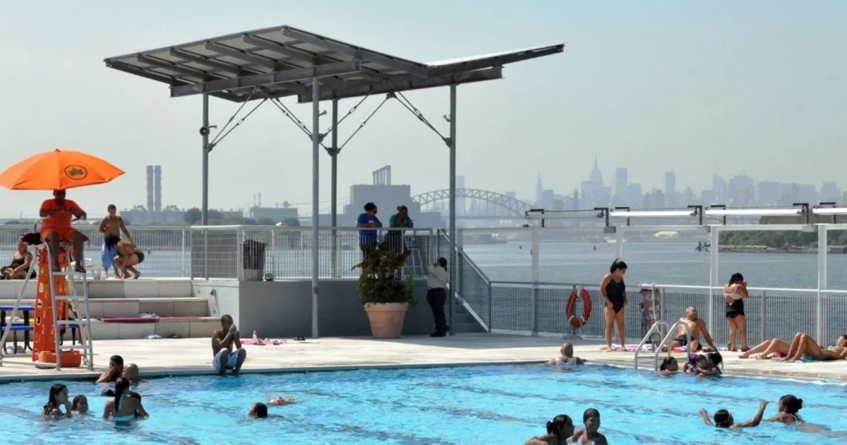 Imagen para el artículo: La increíble piscina móvil gratuita que es furor en Nueva York: capacidad para 1.200 personas, bar y terraza con vista a Manhattan