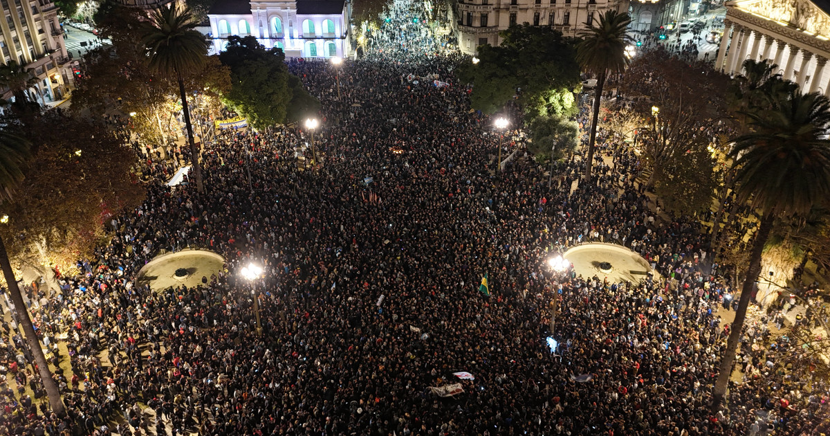 Imagen para el artículo: La misa ricotera copó la Plaza de Mayo para despedir al Indio Solari: "Es algo inexplicable"