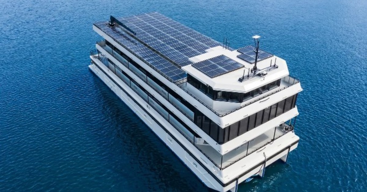 Imagen para el artículo: La mansión-barco flotante tiene 36,5 metros de eslora y cuatro plantas: con el techo cubierto de 108 paneles de energía solar, la
finca es autosuficiente, genera su propia electricidad y no necesita conexión a la red eléctrica