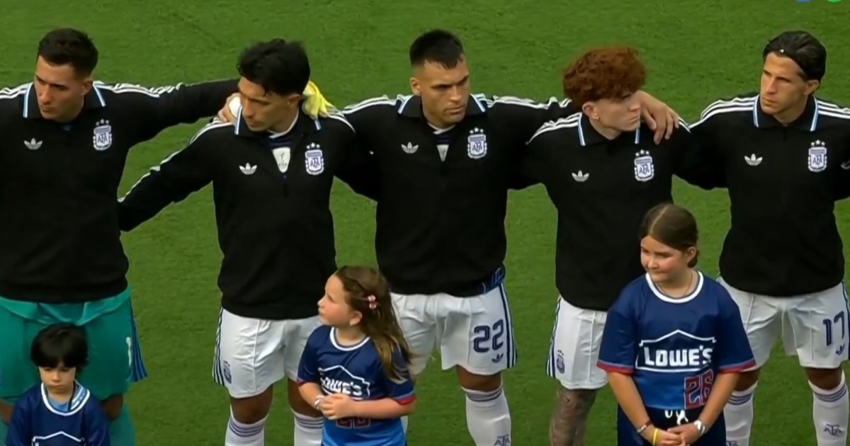 Imagen para el artículo: Momento insólito en Argentina vs Honduras: tenía que sonar el himno... pero se escuchó la intro de 'Bombón Asesino' de Los Palmeras