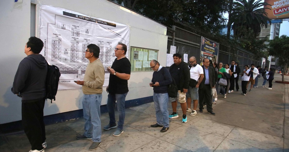 Imagen para el artículo: Arrancó en calma la elección más polarizada de Perú que decidirá entre la derechista Keiko Fujimori y el izquierdista Roberto Sánchez