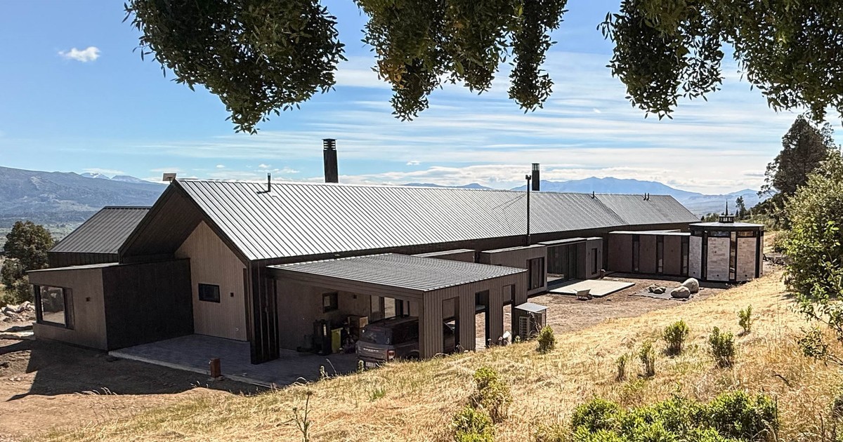 Imagen para el artículo: Una casa con piel metálica que define una imagen austera y de refugio en el paisaje patagónico