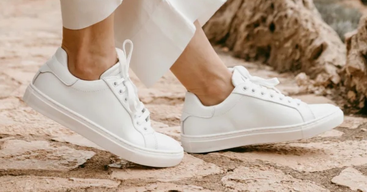 Imagen para el artículo: Las zapatillas blancas no van más: la tendencia que se impone en Nueva York, París y Milán en 2026
