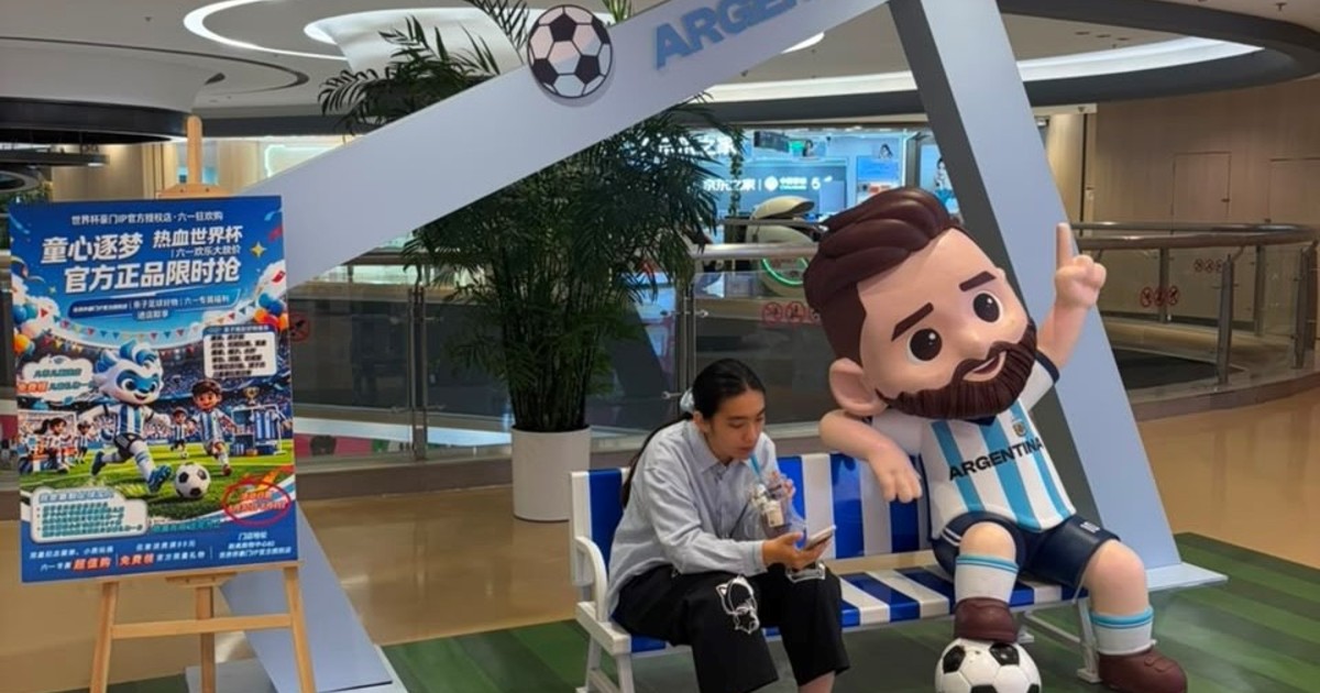 Imagen para el artículo: Clarín en China: en el gigante de 1400 millones de habitantes no se habla del Mundial, pero Messi aparece hasta en las papas fritas
