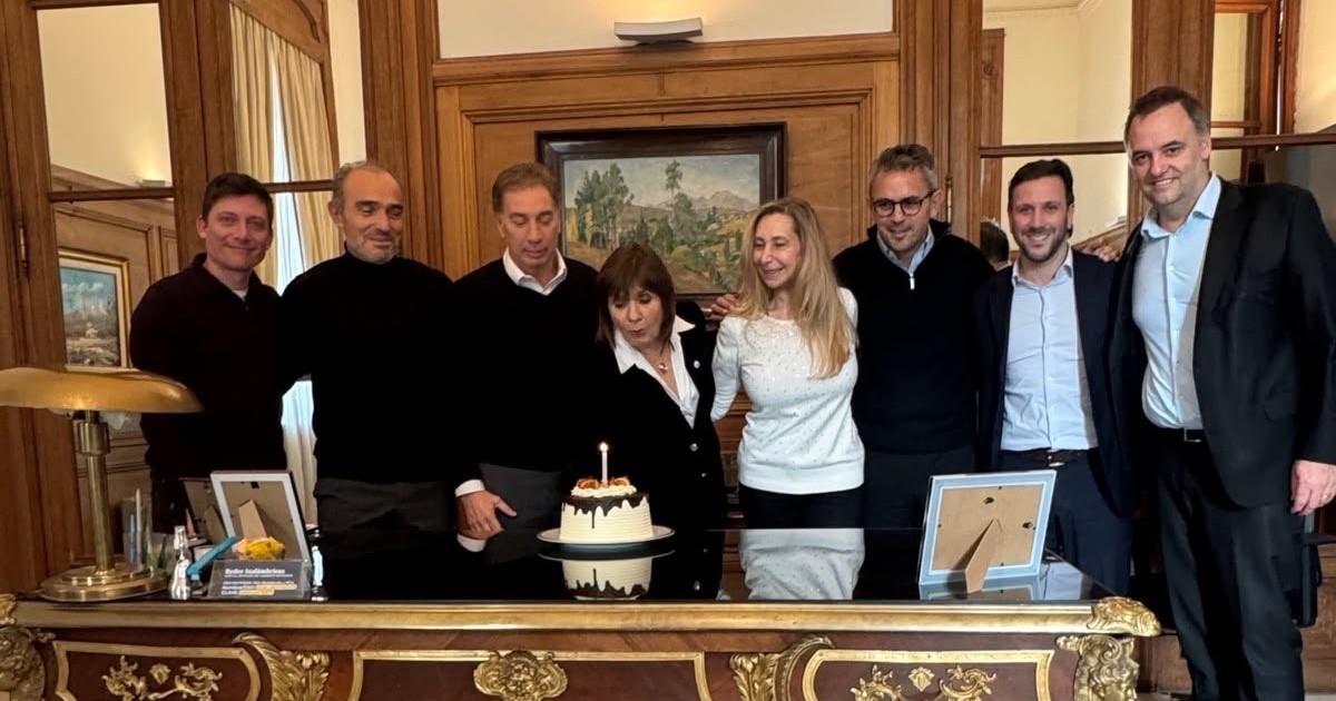 Imagen para el artículo: Tras las críticas, la foto: Karina Milei y Manuel Adorni celebraron junto a Patricia Bullrich su cumpleaños