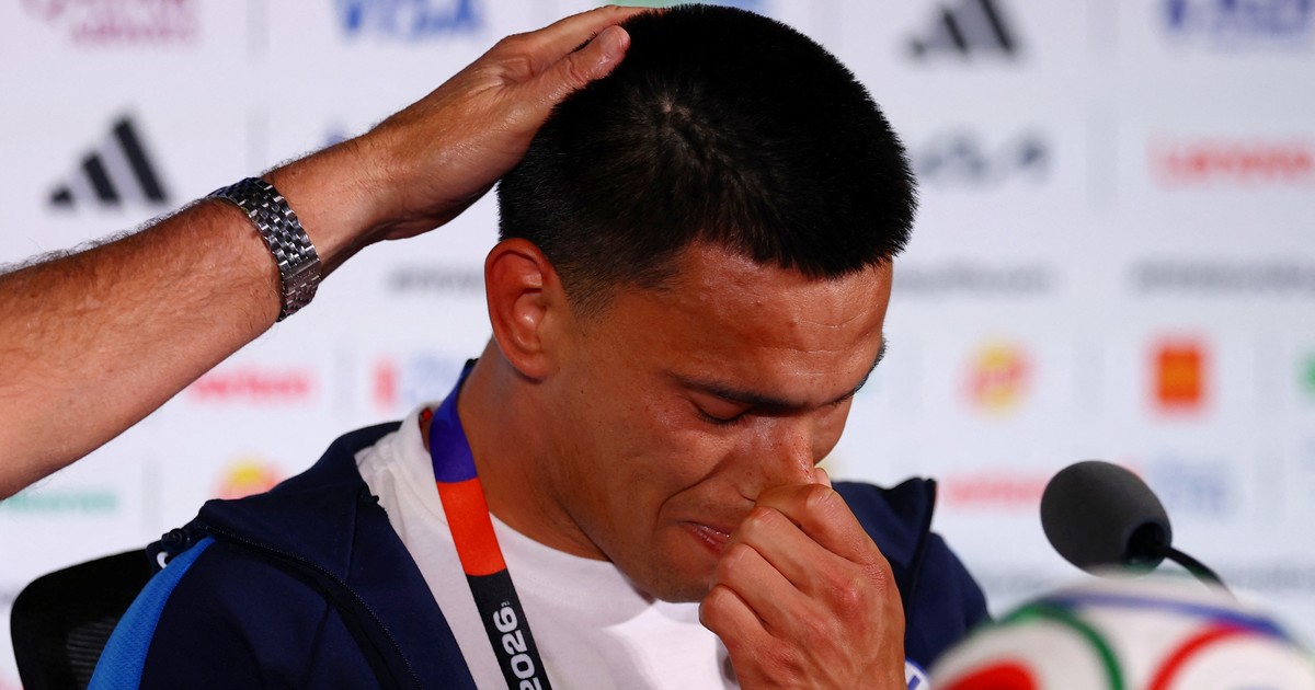 Imagen para el artículo: Un excompañero de Messi lloró en la previa del debut de Paraguay y Gustavo Alfaro lo consoló: “Es lo que sentimos todos”