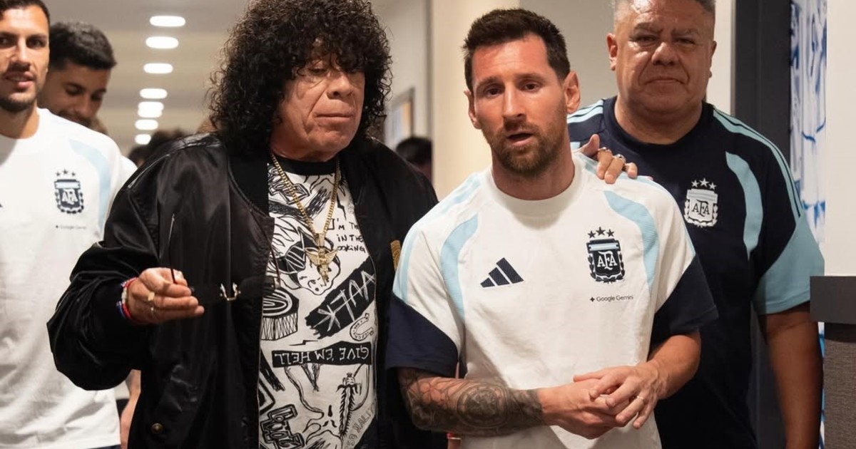 Imagen para el artículo: "Sos un fenómeno, un grande": el elogio de Lionel Messi a la Mona Jiménez en la concentración de la Selección
