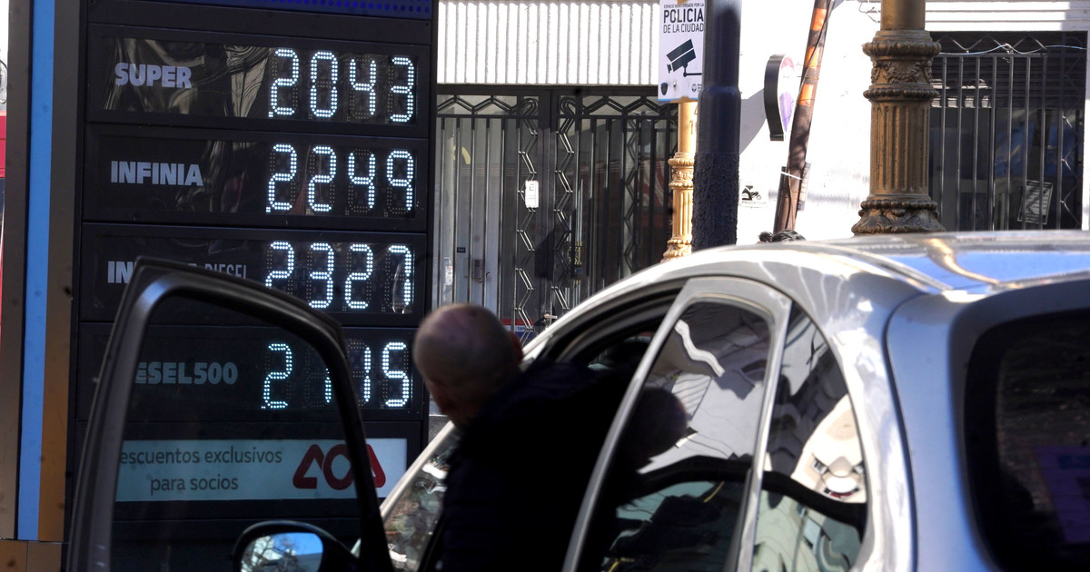 Imagen para el artículo: El petróleo cayó al nivel pre guerra: por qué no baja la nafta y los efectos en el dólar y la inflación