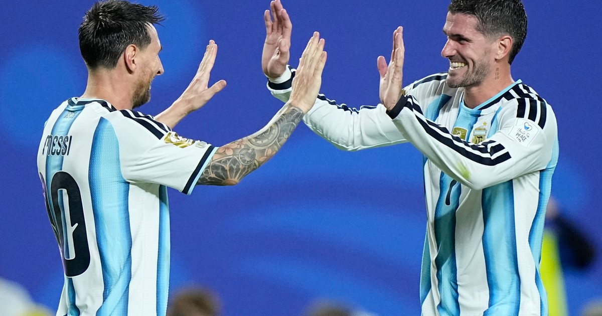 Imagen para el artículo: De Paul sobre Messi: "Leo está disfrutando, ya no carga esa mochila que tanto tiempo llevó"