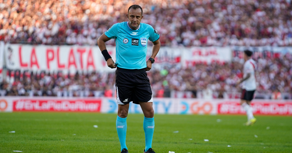 Imagen para el artículo: Darío Herrera, de la polémica en el último Superclásico a su debut en un Mundial: será el árbitro de Bélgica vs Irán