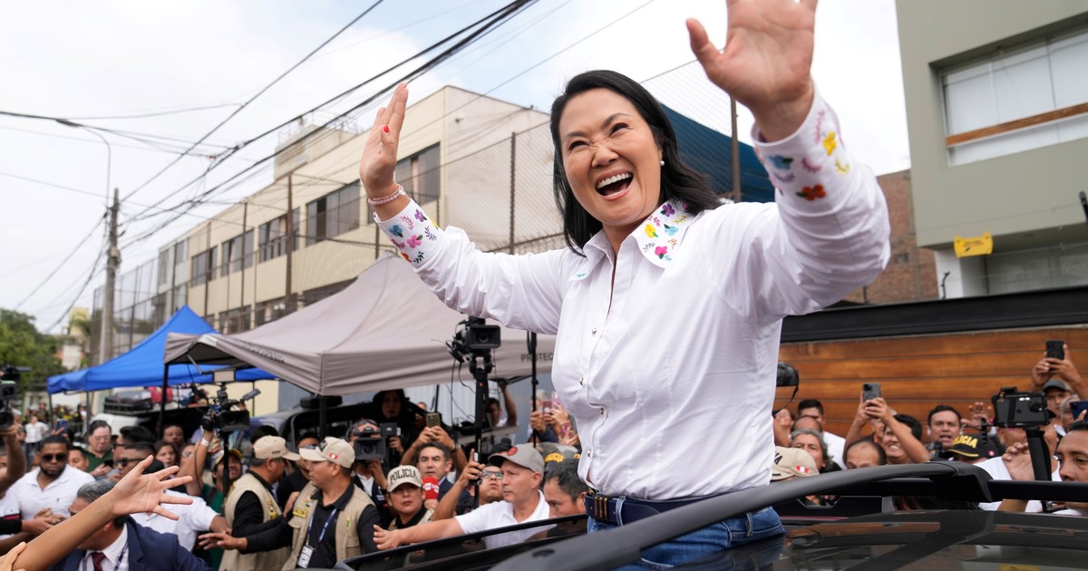 Imagen para el artículo: Balotaje en Perú: Fujimori aumenta su ventaja a casi 40 mil votos y Sánchez prepara "anuncios muy importantes"