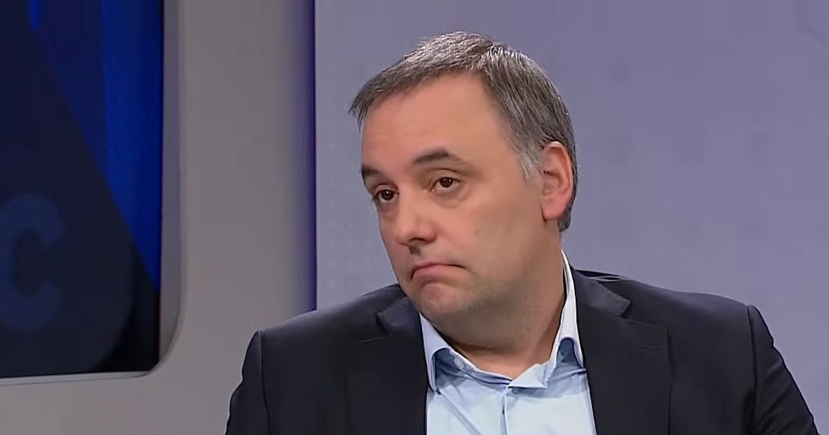 Imagen para el artículo: Manuel Adorni mudó a su madre a un country de Berazategui luego de que aparecieran carteles en su contra frente a su domicilio